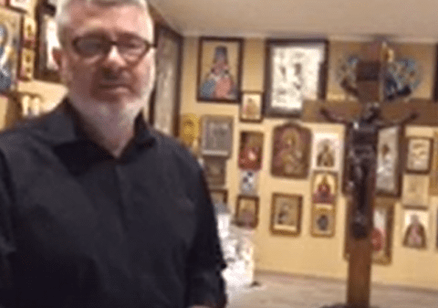 Video |  Gabriela Firea, rugăciune cu Pandele în timpul pandemiei. Primarul citește de pe telefon rugăciunea care îi protejează pe români de coronavirus