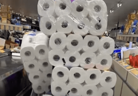 Un australian a vrut să returneze 4.800 de suluri de hârtie igienică. Video cu reacția șefului magazinului