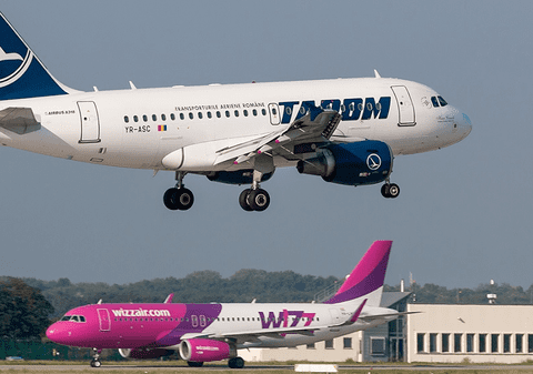 Revolta unui român blocat în Spania, după anularea zborurilor. „De ce Wizz nu poate zbura, dar TAROM da? Sunt favorizați cei care au bani şi pot da 250 de euro pe un bilet”