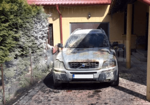 Răzbunare în stil mafiot în Suceava. Mașina unui polițist de frontieră, incendiată cu un cocktail Molotov de contrabandiști