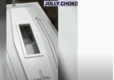 VIDEO | Momentul incredibil în care un mort “a salutat” din coșciug: “Poate era viu!”