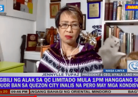 VIDEO VIRAL | Jurnalistă din Filipine, întreruptă în timpul unei transmisiuni de acasă, de pisicile care se luptau în spatele ei