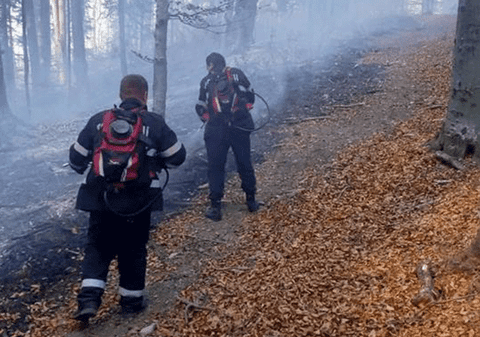 Pompierii cară apa cu rucsacurile pentru a stinge un incendiu care a afectat 50 de hectare de pășune și pădure din județul Neamț