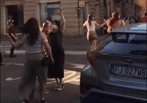 VIDEO | Italienii au sărbătorit în stradă relaxarea restricțiilor. La Milano s-a dansat pe străzi