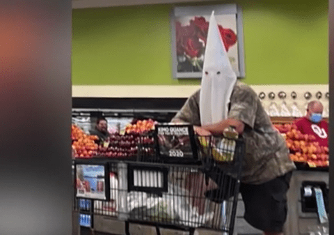 Un bărbat din SUA a intrat într-un magazin cu o glugă gen Ku Klux Klan, în loc de mască facială