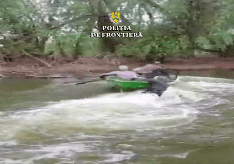 VIDEO  |Doi pescari, acuzați  de tentativă de omor. Au târât cu barca un polițist de frontieră care încerca să-i oprească