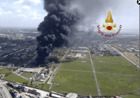 Explozie la o fabrică de produse chimice de lângă Veneția. S-a declanșat ”codul roșu”, doi muncitori au fost grav răniți