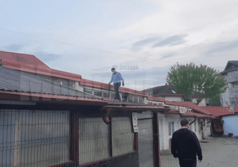 Atac într-o piață din Suceava. Un client a fost înjunghiat de un vânzător nervos. Cuțitarul a fost reținut