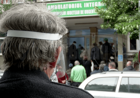 VIDEO| Ambulatoriul Spitalului Județean din Buzău, luat cu asalt de pacienți. Oamenii au fost nemulțumiți pentru că au stat prea mult la coadă