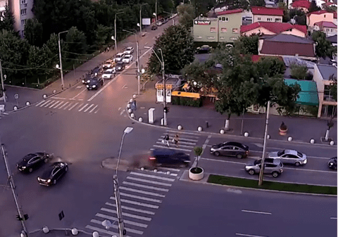 Accident cu șase mașini într-o intersecție din București, surprins de camerele de supraveghere. Șoferul a rămas fără permis