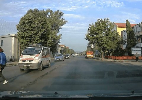 VIDEO | Momentul în care o femeie din Iași este lovită de o ambulanță, surprins de camere. Poliția a deschis o anchetă