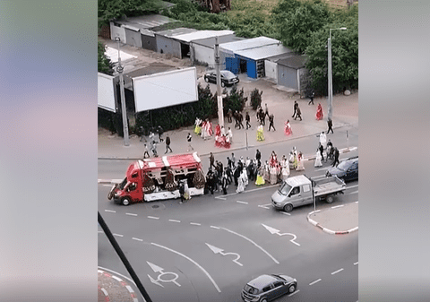 VIDEO |  Înmormântare cu alai și lăutari în Constanța. Cortegiul funerar a ocupat strada