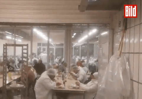 VIDEO Aglomerație în cantina unui abator din Germania, unde lucrează mulți sezonieri români și care a fost afectat de numeroase infecții cu COVID
