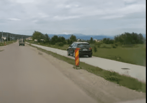 VIDEO|  Cursă nebună pe străzile din Baia Mare. Un șofer teribilist, la un pas să fie spulberat de un autotren