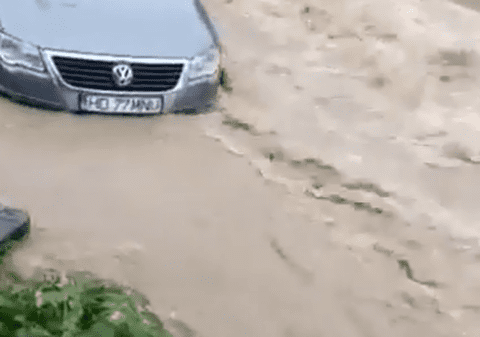 VIDEO|Inundațiile continuă să facă prăpăd. Mai multe familii din Timiș, salvate de pompieri din calea apelor