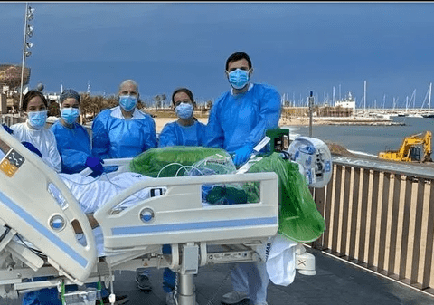Un spital din Barcelona duce la mare pacienții recuperați după COVID