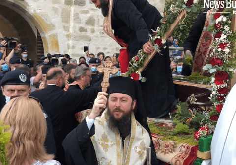 VIDEO | Mii de oameni, la pelerinajul Sfântului Ioan cel Nou din Suceava. Preoții și credincioșii au renunțat la măștile de protecție în cel mai mare focar de COVID din România