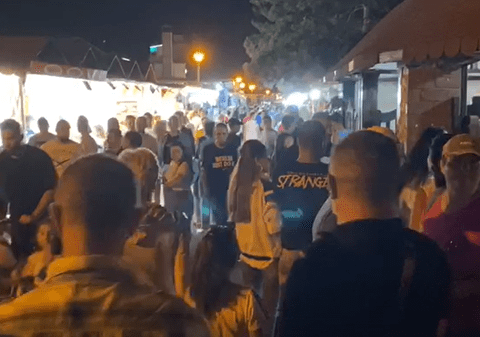 VIDEO |  Amenzi pe bandă rulantă pe Litoral, unde zeci de mii de turişti sfidează regulile. Cum a arătat Satul de Vacanță din Mamaia sâmbătă seară