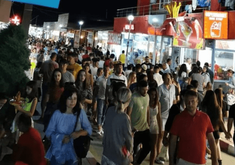 VIDEO | Cel mai aglomerat weekend pe litoral. Cum a arătat stațiunea Costinești azi-noapte