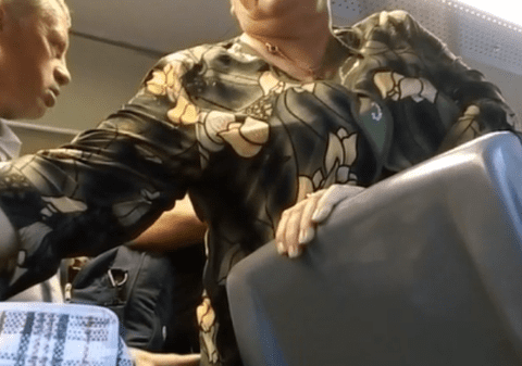 VIDEO| Reguli ignorate în tren. Călători și controlori, surprinși fără mască de protecție. Oamenii se înghesuie la ieșire