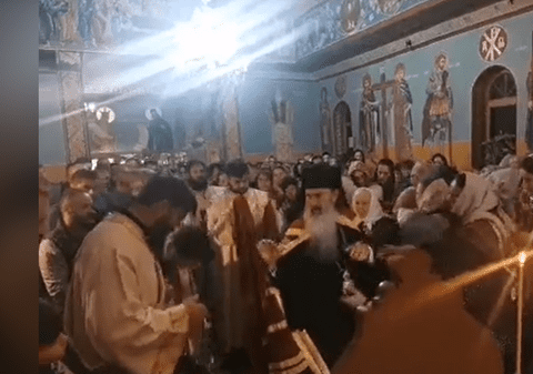 VIDEO | Zeci de enoriași care nu purtau mască s-au înghesuit la o slujbă oficiată de ÎPS Teodosie. Copii împărtășiți cu aceeași linguriță