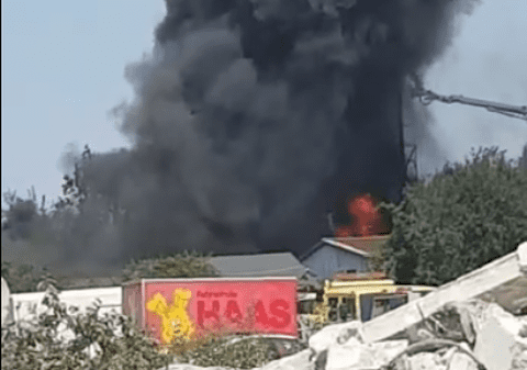 VIDEO | Incendiu major la un depozit de ulei din sectorul 4. Patru autoturisme au fost avariate