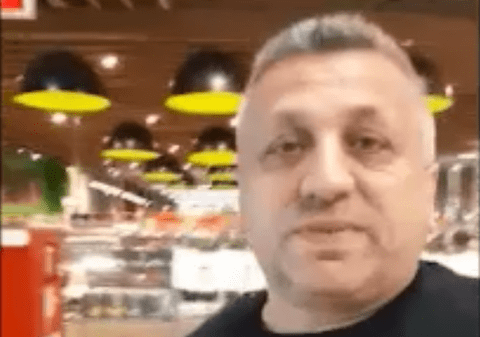 Un agent de pază de la un supermarket a scuipat un client după ce acesta i-a spus că nu poartă mască