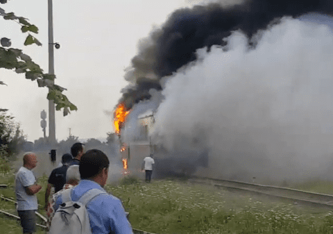 VIDEO | Incendiu pe calea ferată. Un tren care circula pe ruta Bucureşti - Târgu Mureş, cuprins de flăcări. Zeci de pasageri evacuați