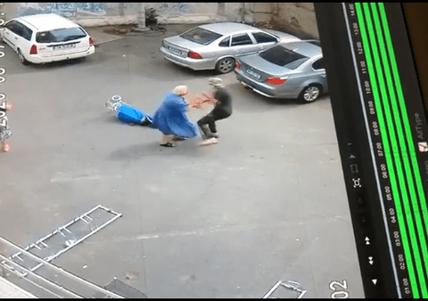 VIDEO | O bătrână a fost tâlhărită la Timișoara. Hoțul i-a smuls lanțul de aur de la gât