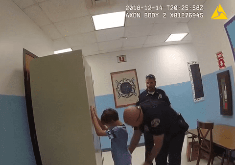 VIDEO | Scene revoltătoare în Florida. Un copil de 8 ani cu nevoi speciale, încătușat de polițiști:„Vei merge la închisoare”