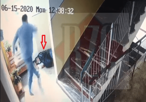 VIDEO | Pensionar care livra corespondența, bătut cu sălbăticie din cauza unui aviz de întrerupere a electricităţii