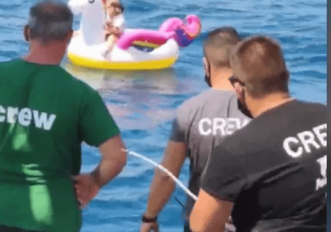 Operațiunea de salvare a unei fetițe de 4 ani, luată de curenți cu tot cu unicornul ei gonflabil, în Golful Corint