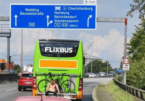 Un român pe jumătate gol călătorea prin Germania pe suportul de biciclete al unui autocar. În ce stare l-au găsit polițiștii