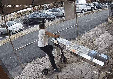 VIDEO | Doi tineri filmați în timp ce încercau să fure în plină zi o trotinetă a Primăriei Timișoara