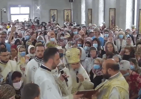 VIDEO | Arhiepiscopul Tomisului, ÎPS Teodosie, slujbă fără respectarea normelor de distanțare. Enoriașii s-au înghesuit în biserică