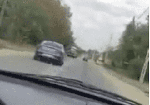 VIDEO | Imagini revoltătoare cu un șofer care conduce în zig-zag. Ce făcea la volan