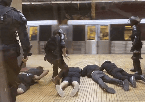 VIDEO | Intervenție în forță la metrou. Suporteri CSA Steaua, puși la pământ și bătuți de forțele de ordine. Jandarmii acuză că au fost atacați