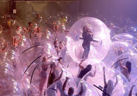 VIDEO | Concert cu spectatorii în bule de plastic, soluția oferită de o trupă rock din SUA pentru artiști