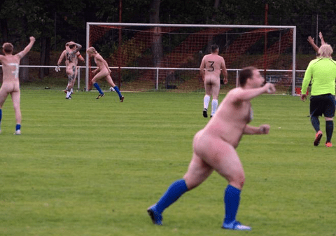 FOTO&VIDEO | Fotbal în pielea goală, protest împotriva corupției din fotbal: ”Bine că nimeni n-a lovit mingea greșită”