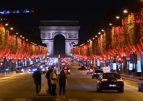Sărbătorile de iarnă în timpul pandemiei. Luminile de Crăciun, aprinse pe Champs-Elysées