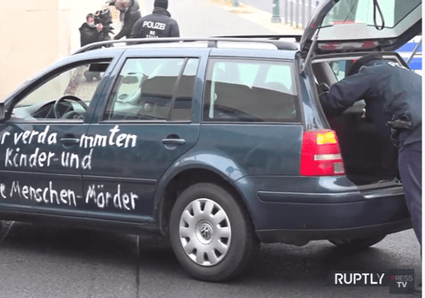 VIDEO | Atac în Berlin: un bărbat a intrat cu mașina în sediul biroului cancelarului Angela Merkel
