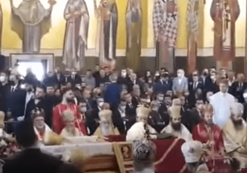 VIDEO | Mitropolitul Muntenegrului, care a murit infectat cu COVID, a fost atins de mii de credincioși în timpul funeraliilor