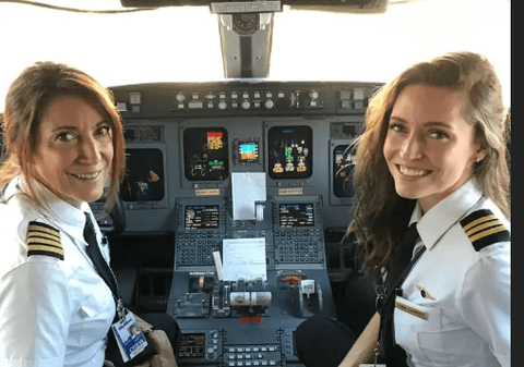 Caz unic: O mamă și fiica ei, la manșa unui avion de pasageri. Când vor face primul zbor