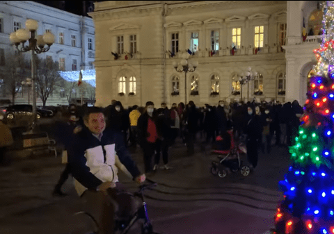 VIDEO | Zeci de persoane au participat la aprinderea luminilor de Crăciun, la Arad. Printre ei, edilul orașului care nu a purtat mască