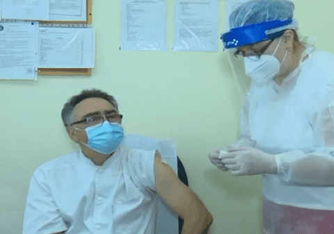 VIDEO | Primul medic vaccinat din Craiova are aproape 70 de ani. „Este extraordinar că s-a putut realiza un vaccin într-un timp-record”