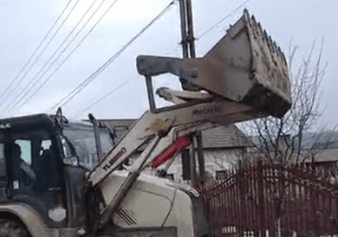 VIDEO | Primarul din Sângeorz strânge gunoaiele de pe Valea Someșului cu excavatorul și le aruncă în curțile celor pe care îi bănuiește că poluează râul