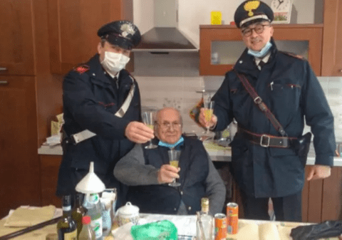 De Crăciun, un italian de 94 de ani a sunat la carabinieri pentru a-i chema să ciocnească un pahar: ”Sunt singur, poate veni cineva?”