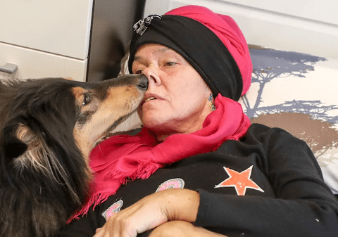 Câinii de terapie pe care îi antrenează i-au salvat viața de trei ori. Povestea emoționantă a nemțoaicei Filiz Erfurt