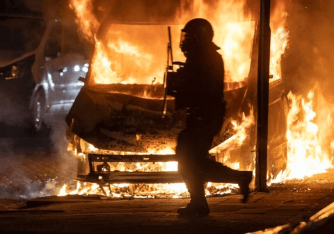 Peste 150 de arestări în Olanda, după o nouă noapte de proteste violente. Manifestanții au jefuit magazine și au incendiat mașini