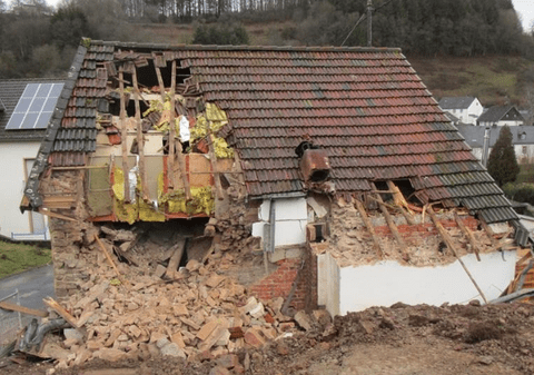 Un german și-a dărâmat casa cu buldozerul, cu tot cu chiriașul rău-platnic în ea